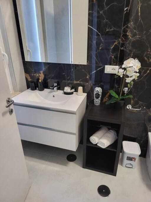 Newlife 815 Holiday Home Black 메르카토 산 세베리노 외부 사진